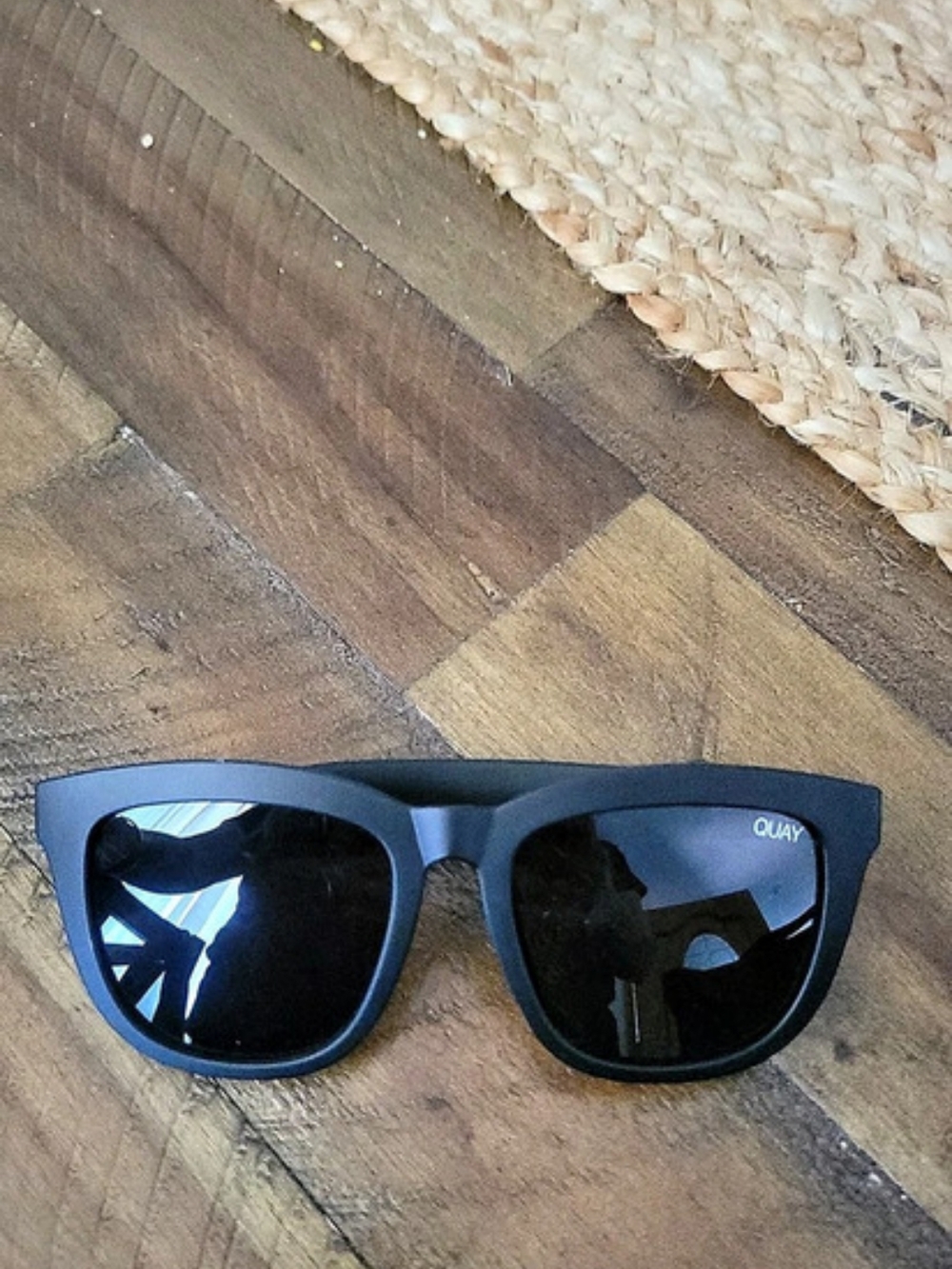 QUAY Sunglasses Black Like New